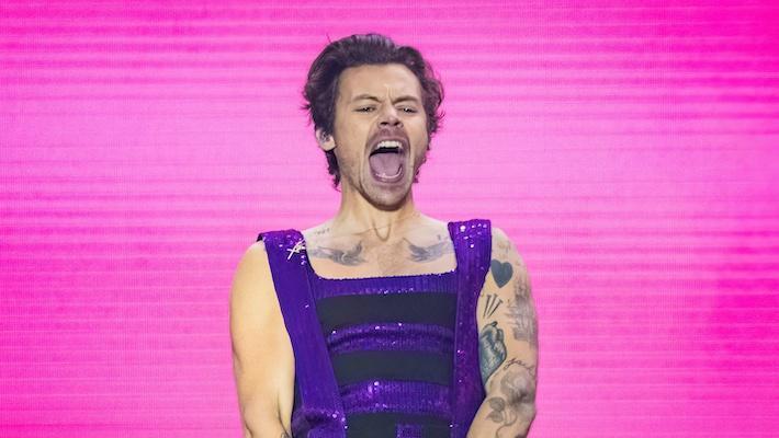 Harry Styles zwraca się do swoich fanów, którzy próbują anulować swoją podobno dziewczynę, Olivię Wilde