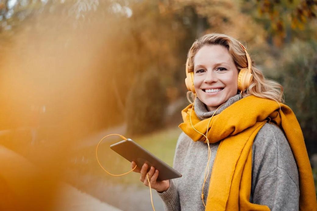 Ten mały przetwornik cyfrowo-analogowy i wzmacniacz słuchawkowy to świetny sposób na korzystanie z przewodowych słuchawek na iPhonie