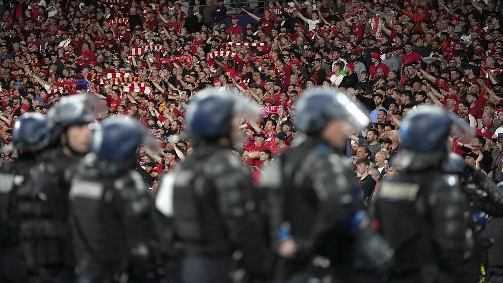 Kibice Liverpoolu opryskani gazem pieprzowym przez francuską policję w chaosie przy wejściu na stadion