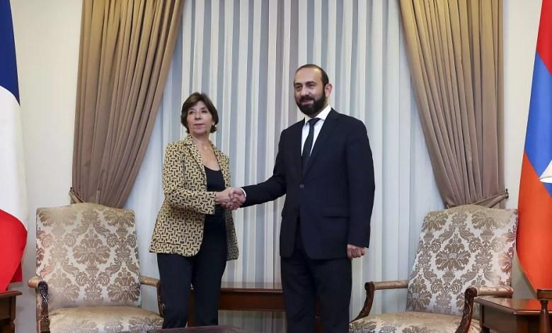 Minister spraw zagranicznych Francji podczas wizyty w Erewaniu składa broń dla Armenii