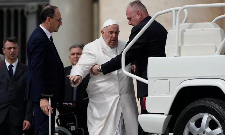 Papież Franciszek cierpi na infekcję dróg oddechowych i pozostanie w szpitalu przez kilka dni