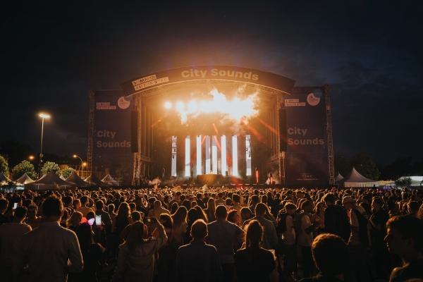 Procesja z pochodniami, muzyka i fajerwerki oznaczają powrót obchodów wigilii narodowej