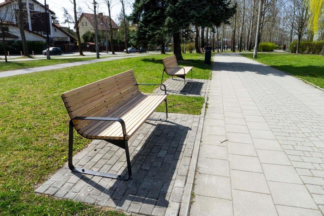 Kraków.  ZTP poszukuje 32 ławek na Plac Wolnica.  Mają być wykonane z polskiego drewna, tanie i mobilne