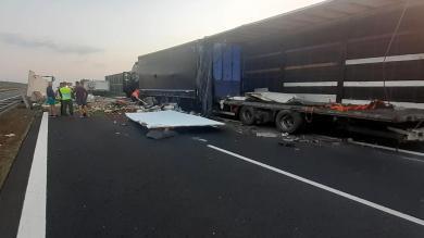 Zaborów.  Zderzenie dwóch ciężarówek na S7.  Owoce rozsypały się na drogę