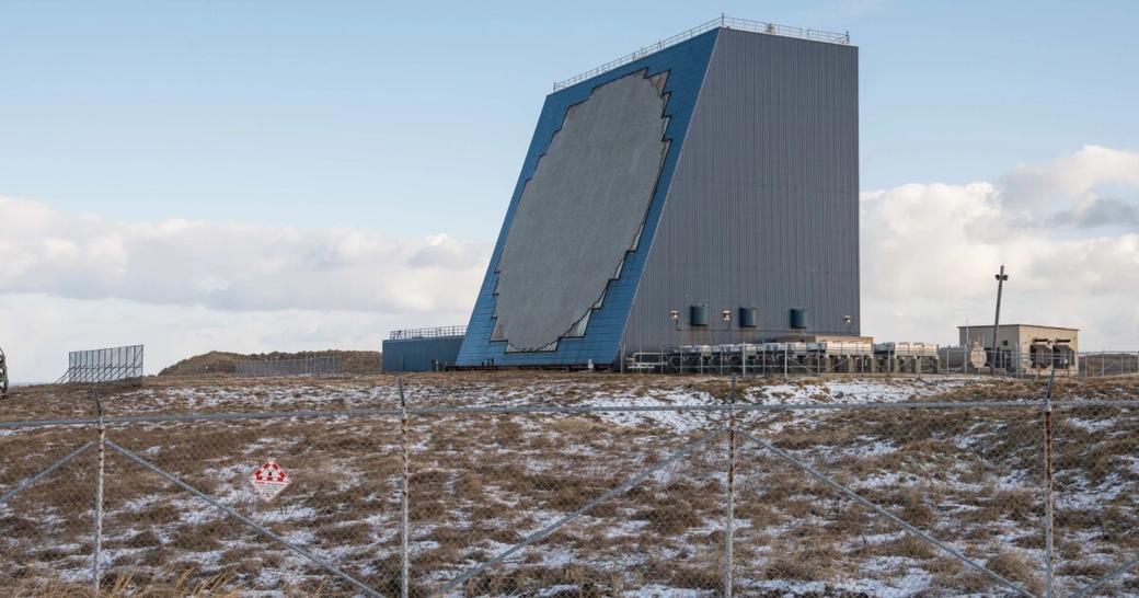W niezwykłym posunięciu armia amerykańska wysyła rakiety i piechotę powietrzną do bazy na Alasce na zachodnich Aleutach