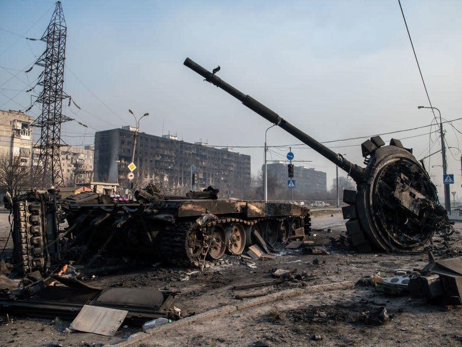 Rosja wyciąga z magazynów stare, przestarzałe czołgi, ponieważ tak wiele traci w wojnie z Ukrainą, sugeruje wywiad