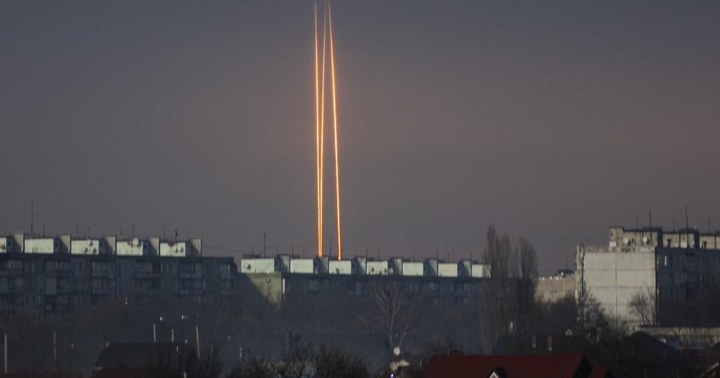 Śmiertelny rosyjski ostrzał rakietowy uderza w cele na Ukrainie