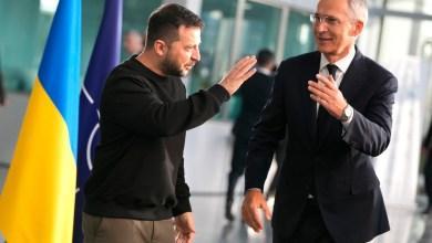 Prezydent Ukrainy Zełenski na spotkaniu ministrów obrony NATO domagał się większego wsparcia w walce z Rosją