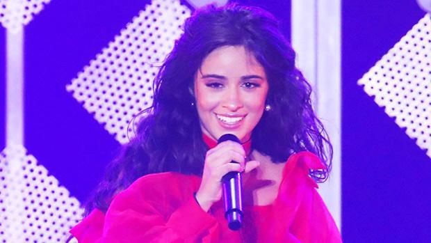 Camila Cabello kołysze Daisy Dukes i Crop top z bandany, gdy je lody: zdjęcie