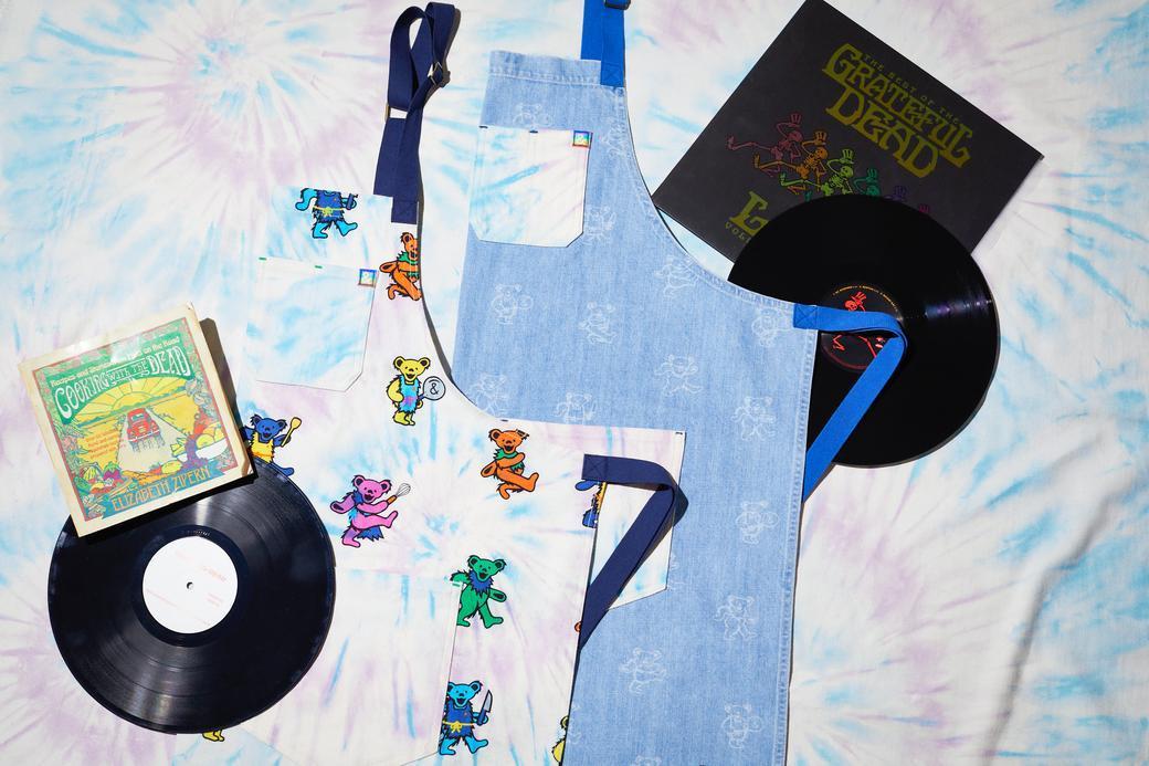 Ogień w kuchni: Grateful Dead prezentuje najnowszą kolekcję fartuchów z firmą Hedley & Bennett