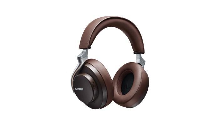 Słuchawki Shure aonic 50 z redukcją szumów w kolorze brązowym na białym tle.