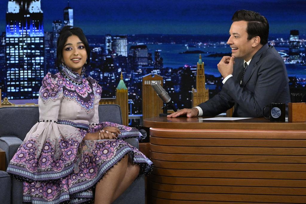 Platformowe buty Maitreyi Ramakrishnanon Mary-Jane Kradną show w „Jimmy Fallon”