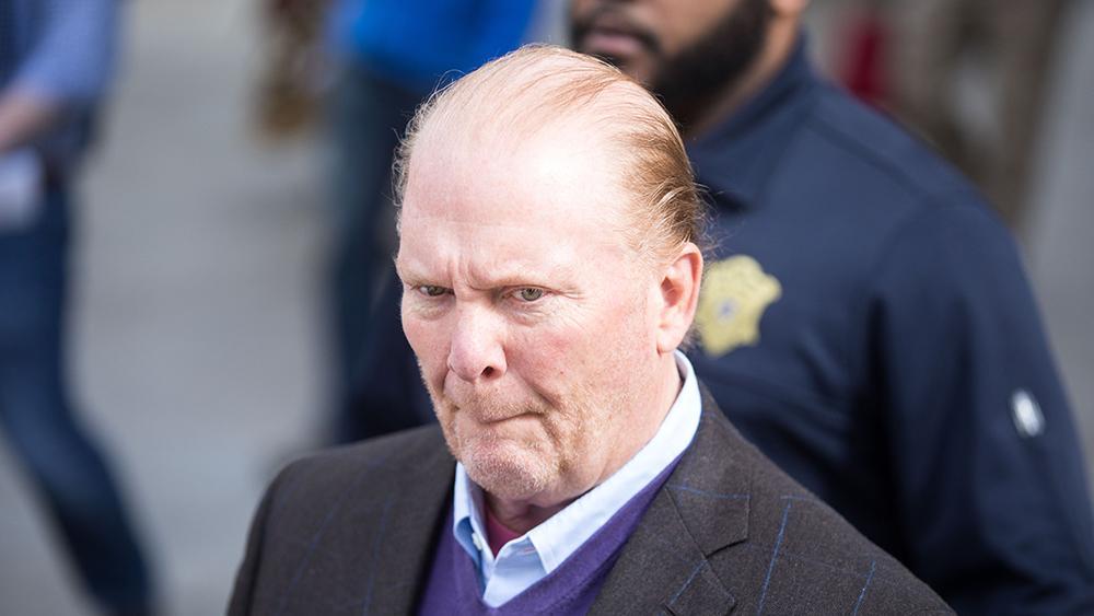 Mario Batali rozstrzygnął dwa pozwy o wykroczenia seksualne po wieloletniej walce