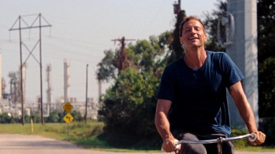 Simon Rex w filmie Pussy Island, reżyserskim debiucie thrillera Zoë Kravitz