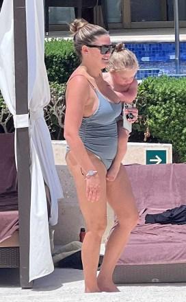 EKSKLUZYWNIE: Gwiazda Vanderpump Rules Brittany Cartwright wygląda niesamowicie w kostiumie kąpielowym, gdy schładza się przy basenie luksusowego kurortu w Meksyku.  Gwiazda reality show, która podobno straciła 50 funtów od czasu, gdy powitała swojego syna Cruza z mężem Jaxem Taylorem, była widziana w hotelu Royalton Riviera w Cancun w Meksyku.  23 sierpnia 2022 Na zdjęciu: Brittany Cartwright.  Źródło zdjęcia: MEGA TheMegaAgency.com +1 888 505 6342 (Tag ID Mega Agencji: MEGA888724_004.jpg) [Photo via Mega Agency]