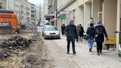 samochody jeżdżą między ludźmi na chodniku.  „Brak jakiejkolwiek kontroli”