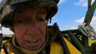 Spadochroniarze D-Day uhonorowani przez tysiące ludzi, w tym Charlie D'Agata z CBS News, odtwarzają skok do Normandii