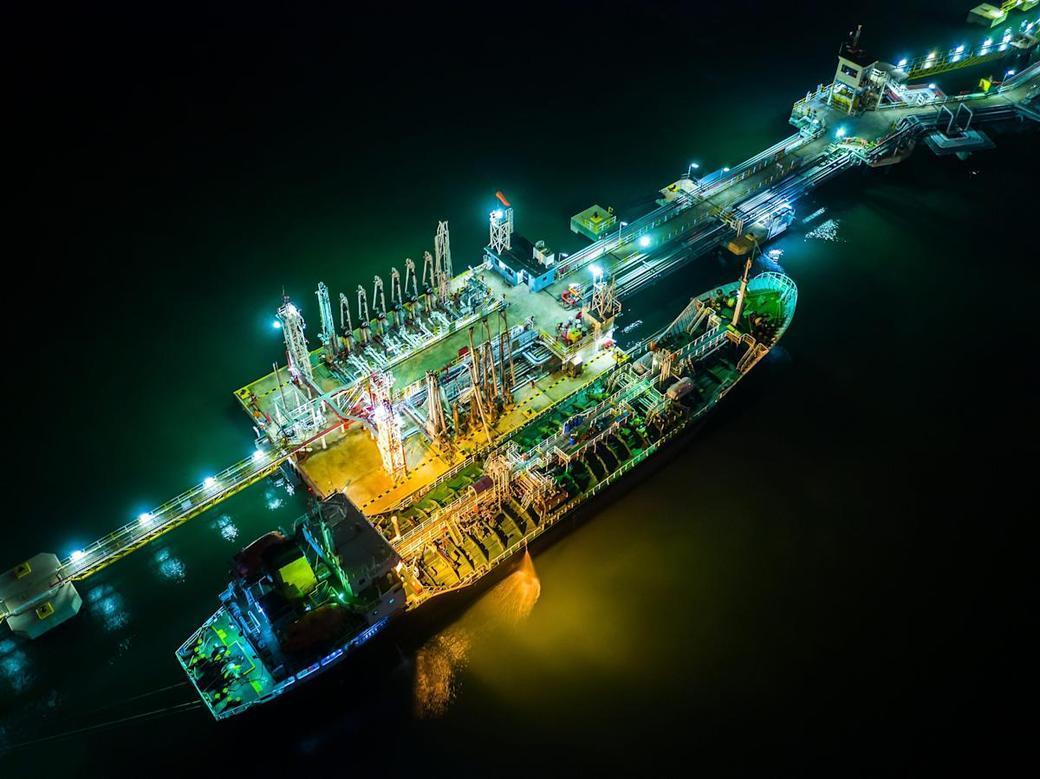 Rosyjska ropa, która zwykle trafia do Chin, zmierza do Indii jako konkurencja o tanią ropę naftową