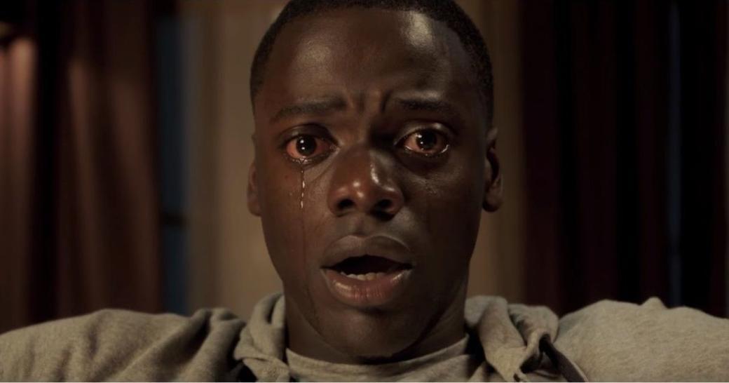 Daniel Kaluuya jako Chris Washington w Get Out, łzy spływają mu po twarzy, gdy patrzy z przerażeniem.