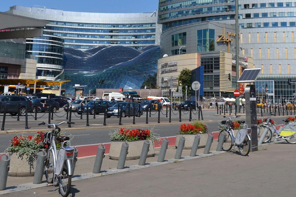 Warszawa, Śródmieście: 30 osób zaatakowało młodą parę!  Brutalne pobicie w centrum stolicy