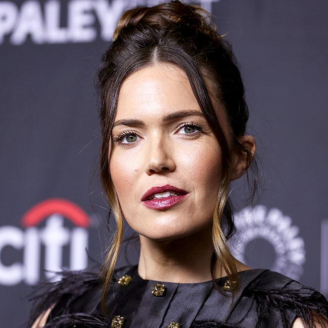 Możesz chcieć usiąść, zanim zobaczysz sukienkę, którą Mandy Moore miała na sobie Jimmy Fallon — jest taka przejrzysta!