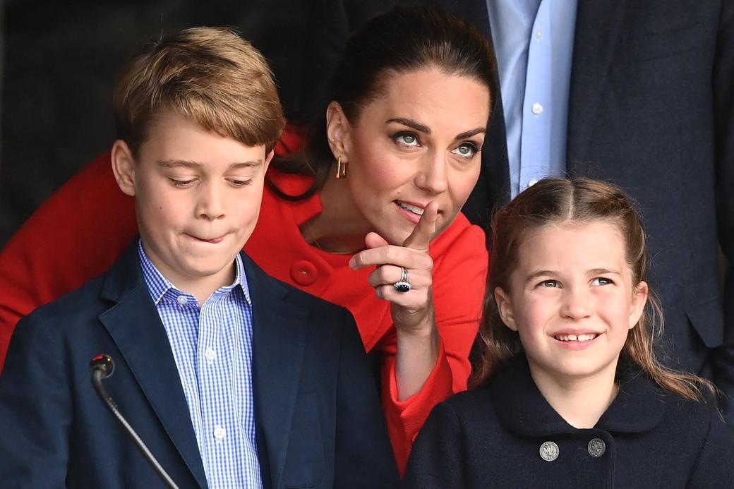 Kate Middleton i Charlotte uczestniczą w uroczystościach jubileuszowych w ozdobnych sukienkach z płaszczem