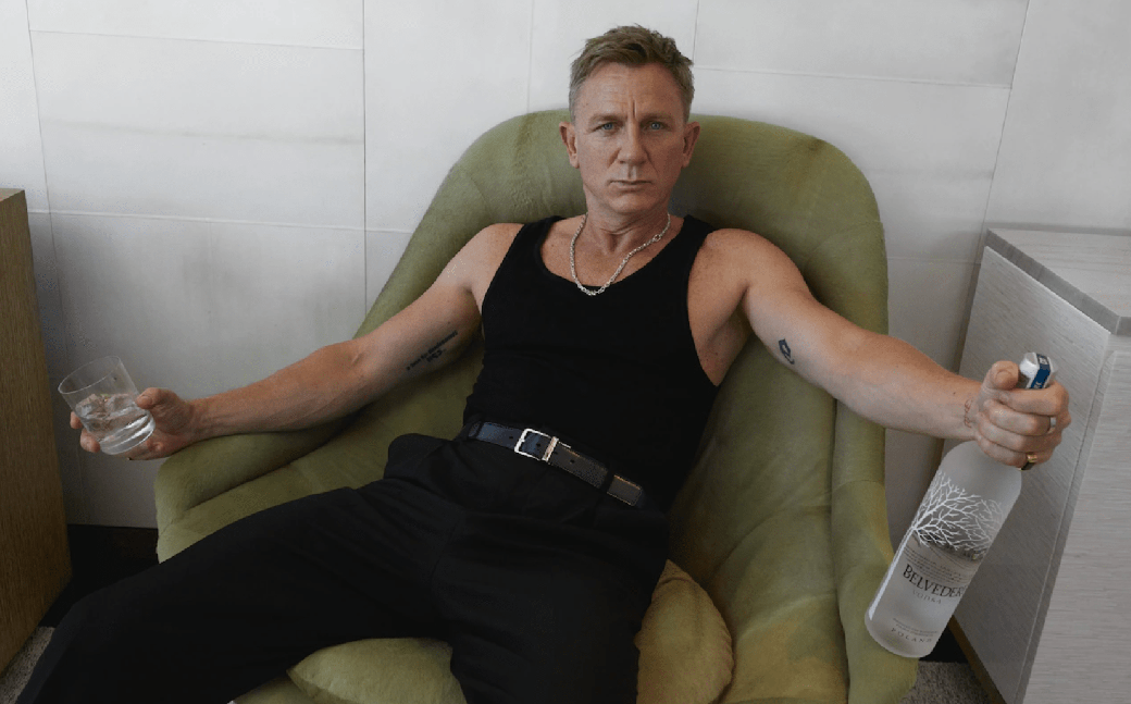 Daniel Craig mówi, że jego głowa (niepoprawnie) mówiła „Baranina przebrana za owieczkę” podczas kręcenia * tej * reklamy wódki