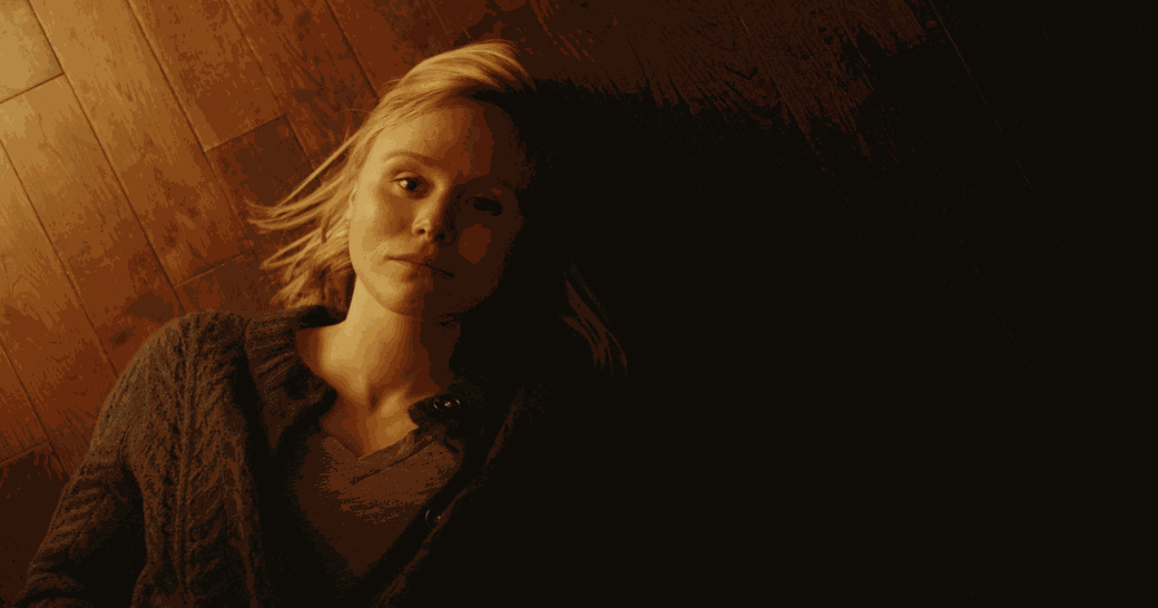 Alison Pill leżąca na deskach podłogowych w All My Puny Sorrows