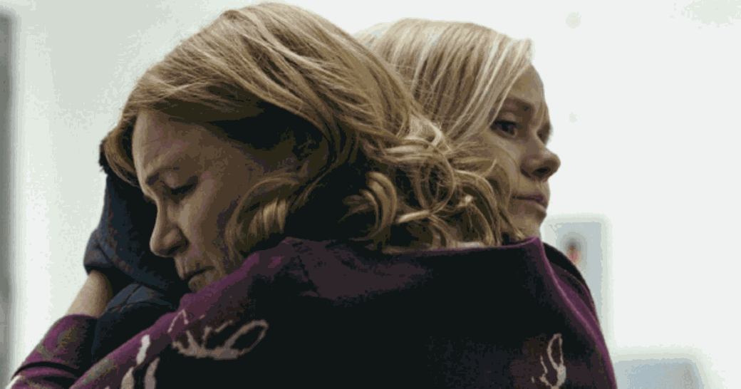 Mare Winningham i Alison Pill przytulają się w „All My Puny Sorrows”