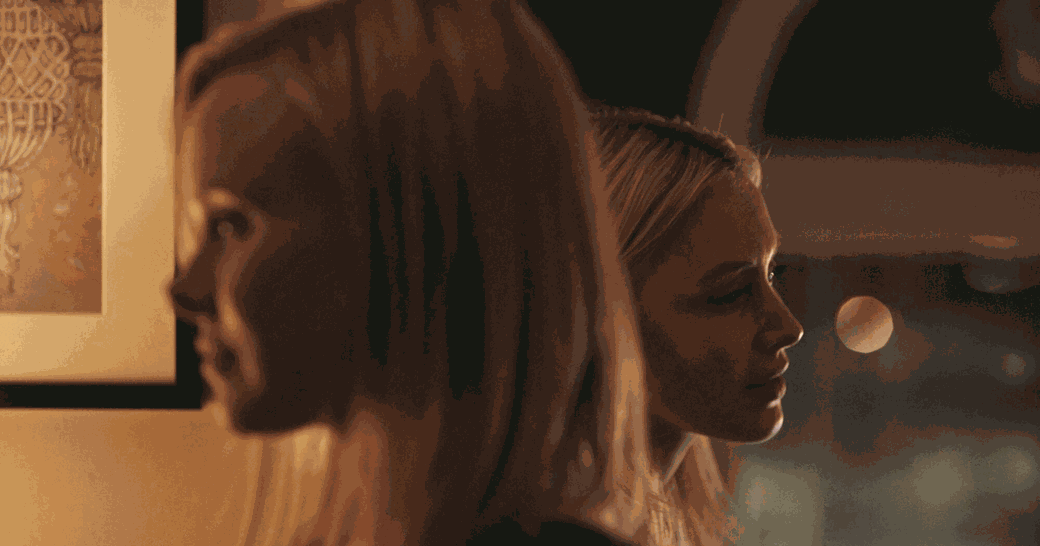 Sarah Gadon i Alison Pill patrzą w przeciwnych kierunkach w All My Puny Sorrows